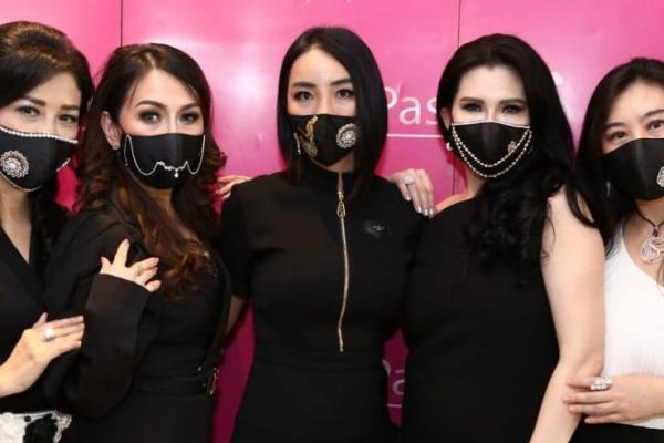    Mau Sehat dan Trendi? Cobalah Masker Berhias Berlian Ini