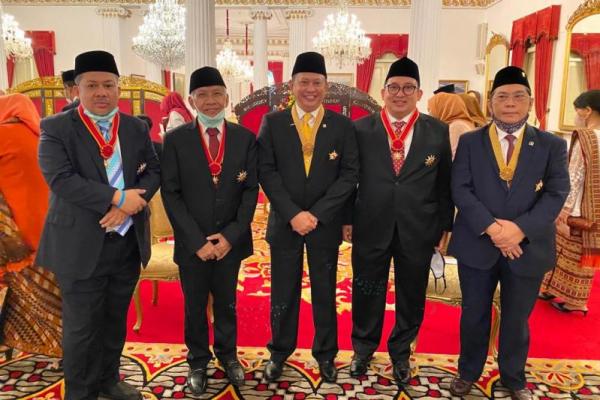 Berprestasi Saat Menjadi Ketua DPR 2017-2019, Bamsoet Terima Tanda Kehormatan Bintang Jasa Utama