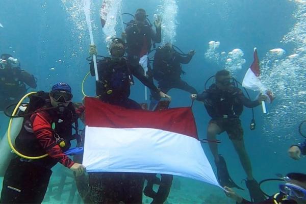Merah Putih Berkibar di Dasar Laut Nol Kilometer Indonesia