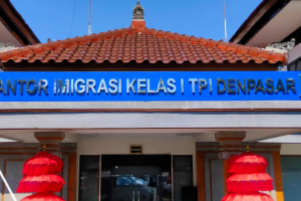 Langgar Izin Tinggal, Turis Perancis Dideportasi