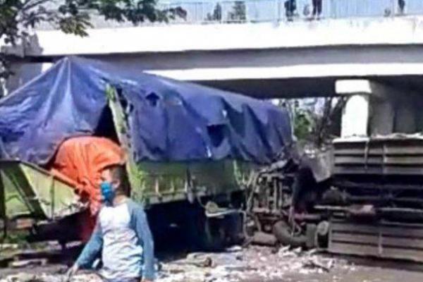 Bus Seruduk Truk di Tol Cipali Empat Orang Tewas