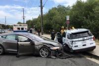 Supir Asyik Nonton, Tesla Mode Autopilot Seruduk Mobil Polisi