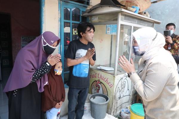 Saat Menaker Sambangi Rumah Pekerja Penerima Subsidi Upah 
