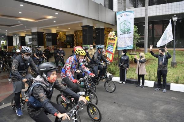 Gowes Berbatik, Cara Kemendes Sambut Hari Batik Nasional