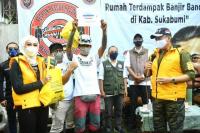 Diterjang Banjir, Bamsoet Serahkan Bantuan Untuk Perbaiki Jembatan