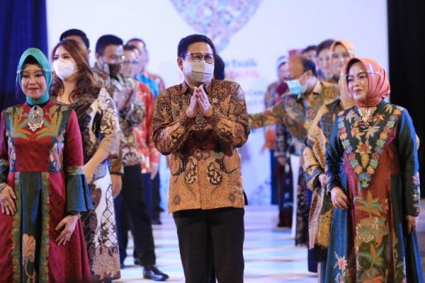 Melihat Ibu Menteri dan Pejabat Kemendes Beraksi di Catwalk