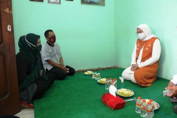 Menaker Ida Kunjungi Rumah Penerima Bantuan Subsidi Upah di Malang