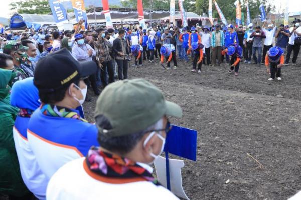 Tanam Perdana di Dompu, Gus Menteri: Semua Sektor Minus Kecuali Pertanian