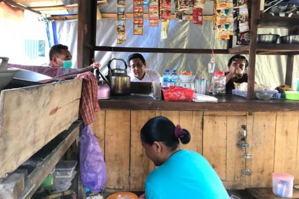 Singgah di Angkringan, Gus Menteri Minum Susu Jahe Hingga Nge-Vlog