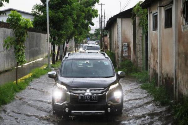 Berkendara Aman Melewati Genangan di Kala Musim Penghujan