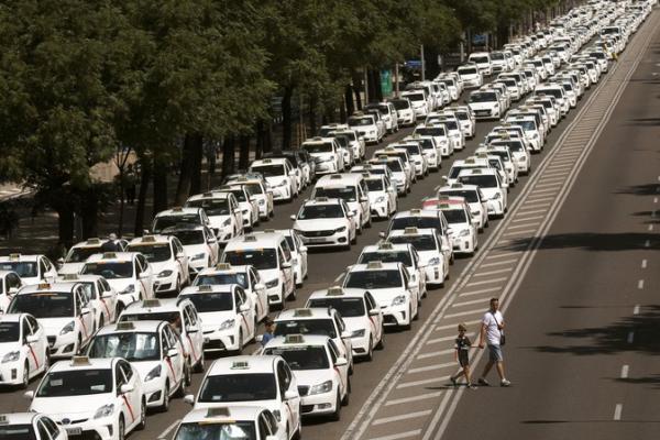 Pengemudi Taksi Spanyol Protes Terkait Pembatasan Covid-19