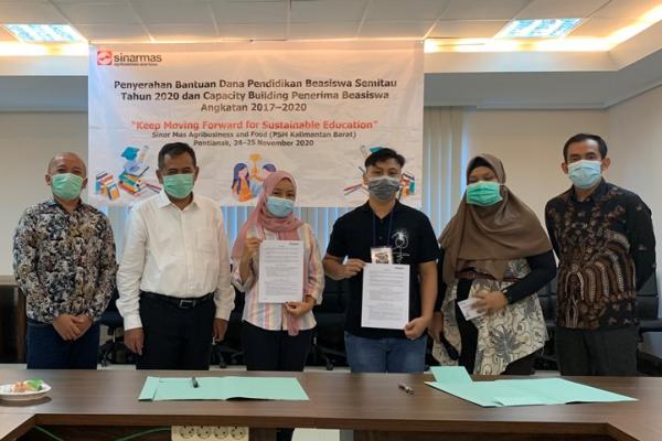 Tiga Anak Usaha Sinar Mas Agribusiness and Food Serahkan Beasiswa