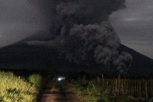 Gunung Semeru Masih Gugurkan Awan Panas