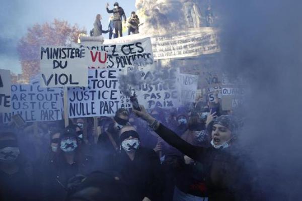 Demonstran Bentrok Dengan Polisi Dalam Aksi Menolak RUU Keamanan Di Prancis