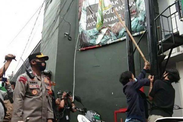 Polisi Copot Atribut Dan Larang Konferensi Pers FPI