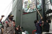 Polisi Copot Atribut Dan Larang Konferensi Pers FPI