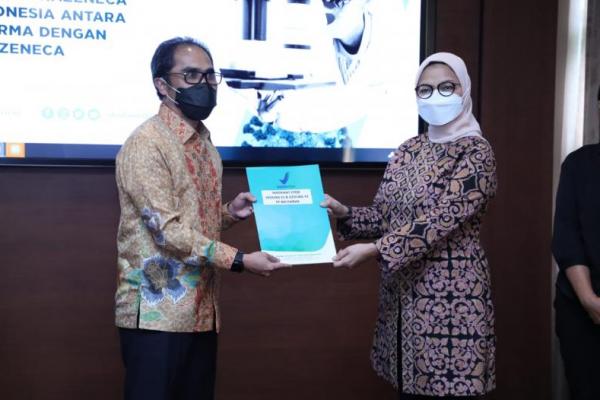 BPOM Serahkan Sertifikat CPOB Untuk Sarana Oroduksi Vaksin Covid-19 Ke Biofarma