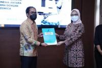 BPOM Serahkan Sertifikat CPOB Untuk Sarana Oroduksi Vaksin Covid-19 Ke Biofarma