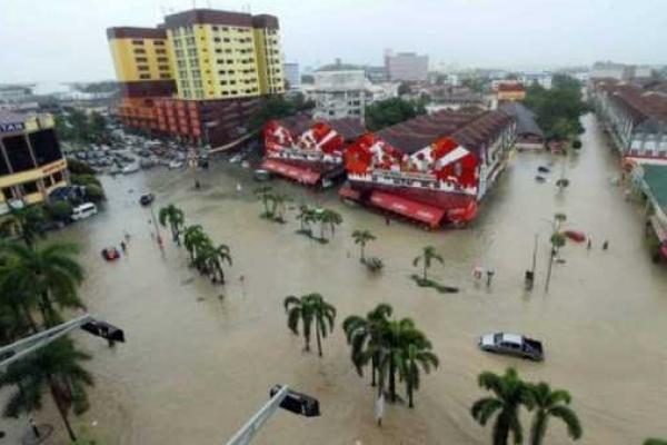 3 Tewas, 20 Ribu Mengungsi Akibat Banjir Di Malaysia