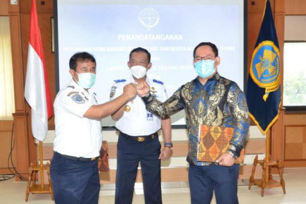 Ditjen Hubla Serahkan Pengoperasian Lahan Penumpukan UPP Tanjung Redep ke Swasta