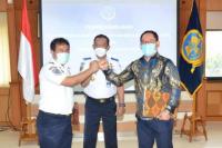 Ditjen Hubla Serahkan Pengoperasian Lahan Penumpukan UPP Tanjung Redep ke Swasta