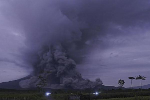 Gunung Semeru Kembali Erupsi, Guguran Awan Panas Capai 4,5 Km