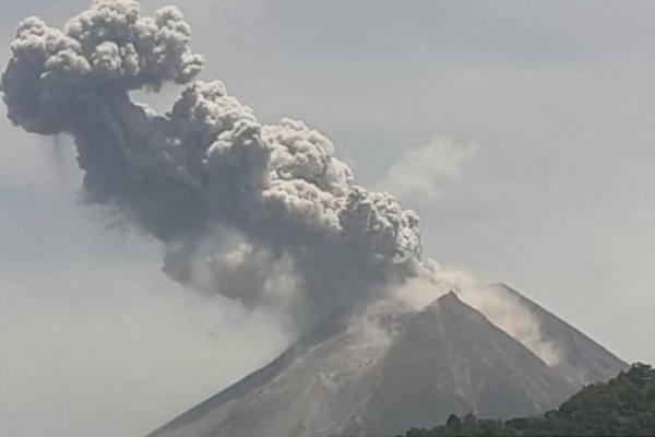   Merapi Semburkan Awan Panas Jumat Pagi