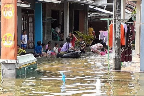 Warga Kudus Mengungsi Akibat Genangan Banjir Yang Meningkat