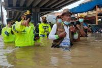 Wapres Serahkan 1.500 Paket Sembako untuk Korban Banjir Subang
