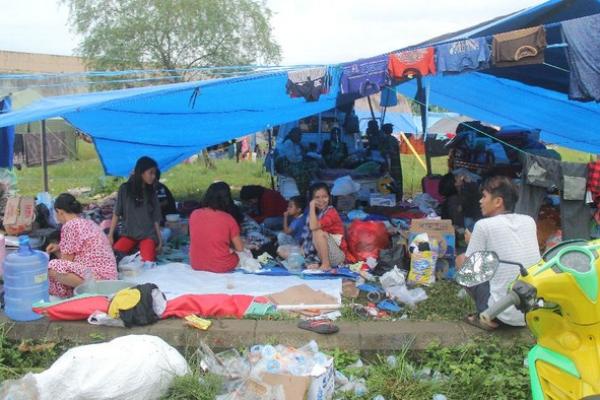 Pengungsi Mamuju Kesulitan Tenda
