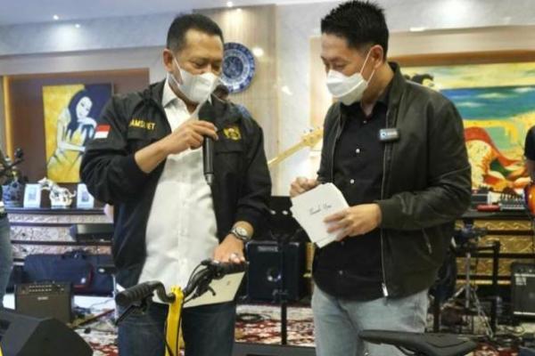 Beli 10 Unit Sepeda Lipat Kuning `Bamsoet Klasik`, Pengacara Henry Indraguna Dukung Produk UMKM Indo