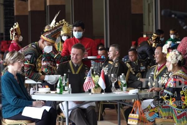 Kasad Jamu Kasad AS Dengan Makanan Tradisional Indonesia