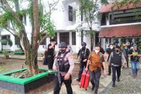 KPK Bawa Tiga Koper dari Kantor Gubernur Sulsel