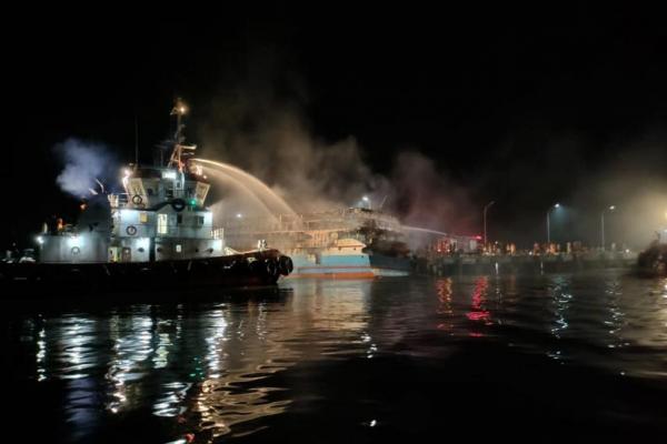 KM Fajar Baru 8 Terbakar, Seluruh Penumpang Selamat