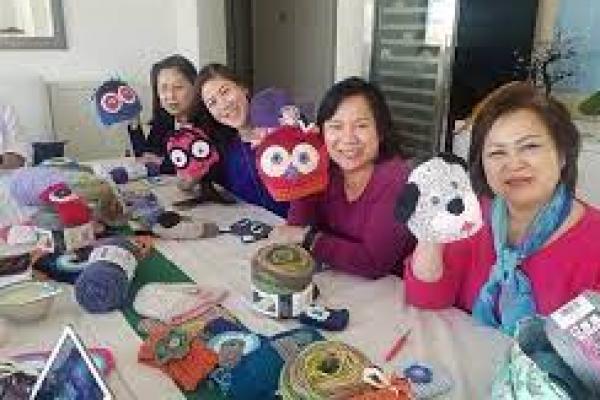 Diaspora Indonesia Sumbang Ratusan Topi Rajut Untuk Pasien Kanker dan Anak Pengungsi