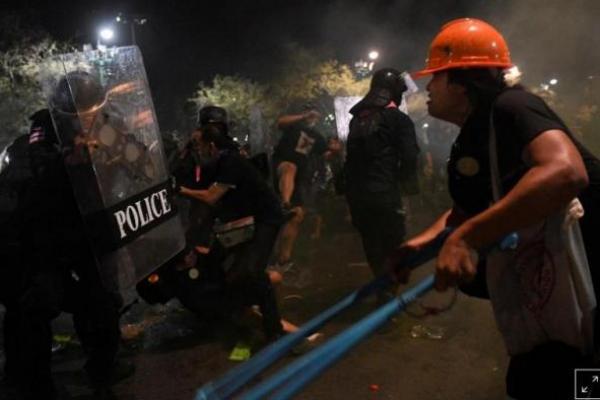 Terjadi Bentrokan, Puluhan Demonstran dan Polisi di Bangkok Luka-luka 