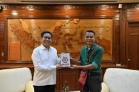 Terima Wabup Malaka, Gus Menteri Berikan Buku SDGs Sebagai Rujukan Pembangunan Desa