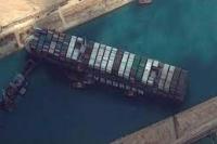 Mesir Tahan Kapal Yang Sumbat Terusan Suez 
