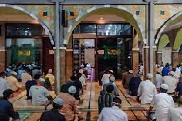 Indonesia Izinkan Shalat Tarawih dan Idulfitri di Luar Rumah