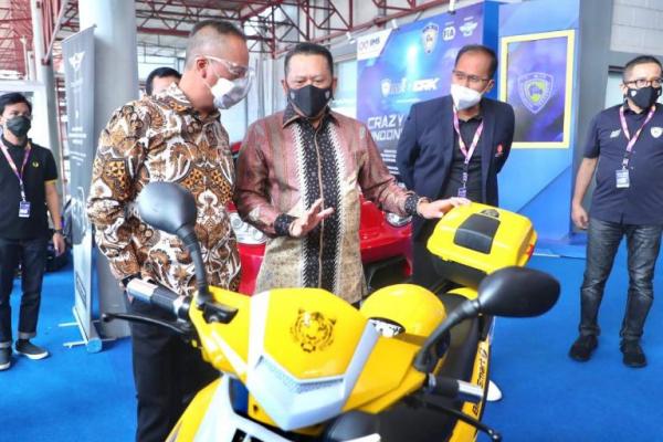 Kunjungi IIMS 2021 Bamsoet Perkenalkan Motor Listrik Produksi Lokal