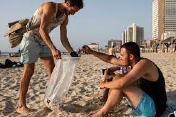 Bagi Pemulung Puntung Rokok di Israel, Setiap Hari adalah Hari Bumi