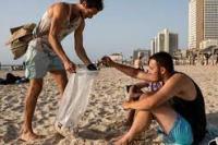 Bagi Pemulung Puntung Rokok di Israel, Setiap Hari adalah Hari Bumi