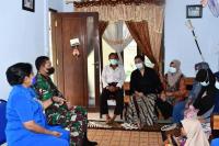 Beri Semangat Keluarga Korban, Kasal Perhatikan Masa Depan Anak-anak