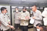 Mentan Bersama Menko Perekonomian Bagi-bagi 20 Ribu DOC Ayam Petelur ke Rumah Tangga Miskin