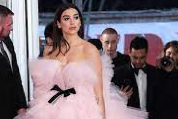 Dua Lipa Desak Kenaikan Gaji Petugas Kesehatan