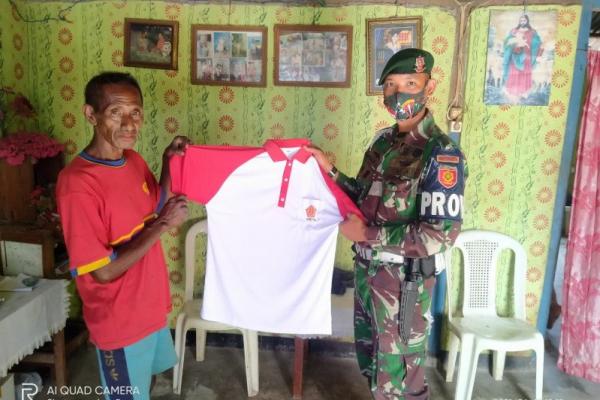 Peringati Hari Pancasila, Pamtas RI_Timor Leste Bagikan Kaos Merah Putih