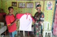 Peringati Hari Pancasila, Pamtas RI_Timor Leste Bagikan Kaos Merah Putih