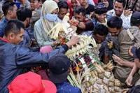 Ziarah dan Tradisi Kupatan Picu Kenaikan  Covid-19 di Kudus 30 Kali Lipat