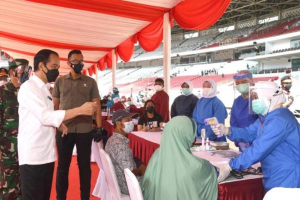 Tinjau Vaksinasi Massal, Presiden Titipkan ke TNI/Polri Disiplinkan Masyarakat Laksanakan Prokes