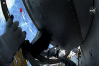Detik-Detik 2 Astronot Pasang Panel Surya Baru di Stasiun Antariksa